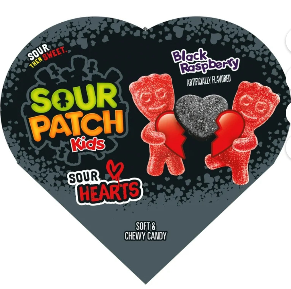 SOUR PATCH KIDS Caramelo Suave y Masticable de Frambuesa Negra con Corazones Amargos, Caja en Forma de Corazón de 3.45 oz