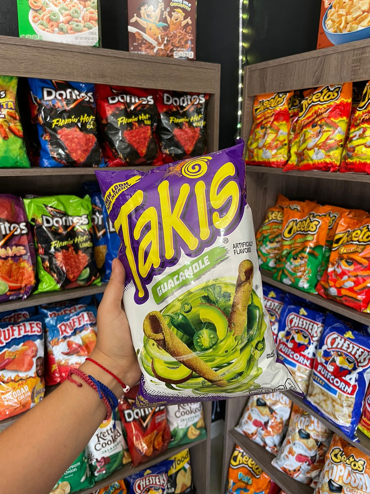 Takis Guacamole Rolls 9.9oz. Bag, Guacamole Flavored Spicy Tortilla Chips - LOOP MX