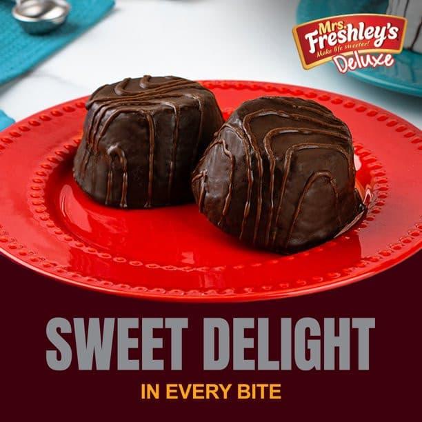 Mrs. Freshley's Deluxe Hershey's Triple Chocolate Cakes 10.5 oz.